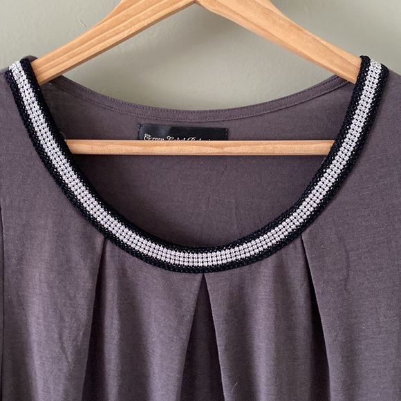 Flowy top with bead like detailing - Picture 2 of 4